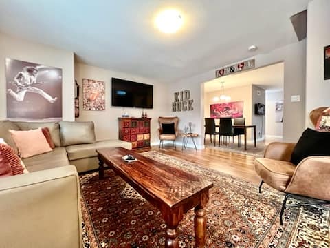 Top performing Airbnb: *The Kid Rock* - Bright, Spacious and Modern Home! in Lawson Sector