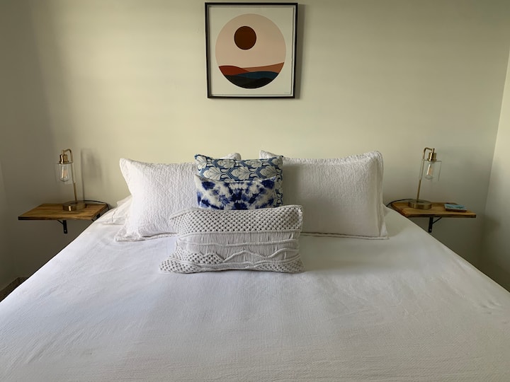 غرفة النوم الرئيسية ، سرير بمقاس كبير