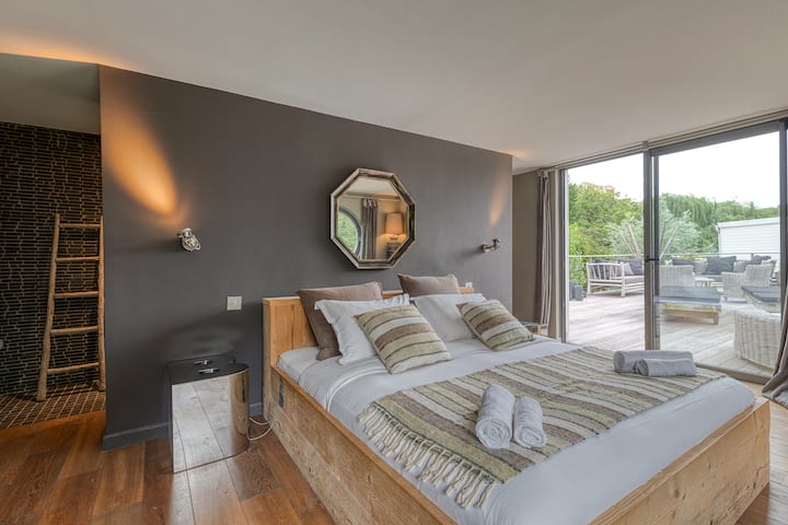 غرفة النوم الرئيسية.