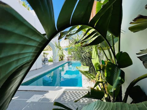 Lovely house with nice pool/very close to the sea