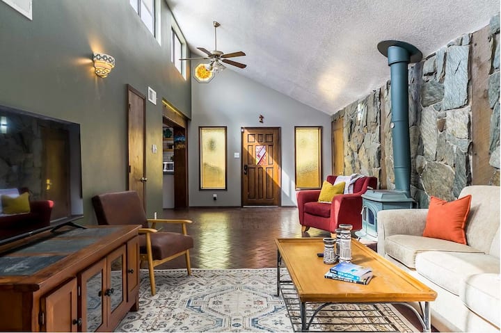 Urban Convenience Hacienda With Beautiful Adobe - 阿爾伯克基