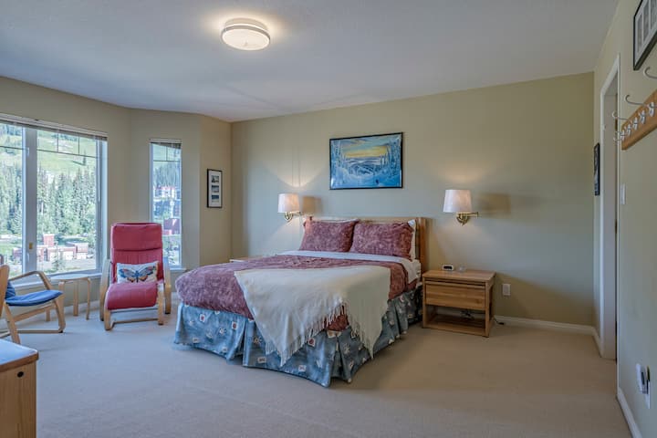 Dormitorio principal grande con cama tamaño queen 