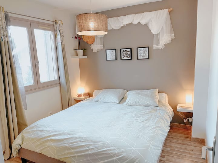 Голяма спалня с голямо двойно легло – климатизирана къща в Йер