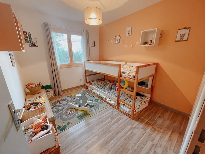 Детска стая с двуетажни легла – идеална ваканция за малки деца