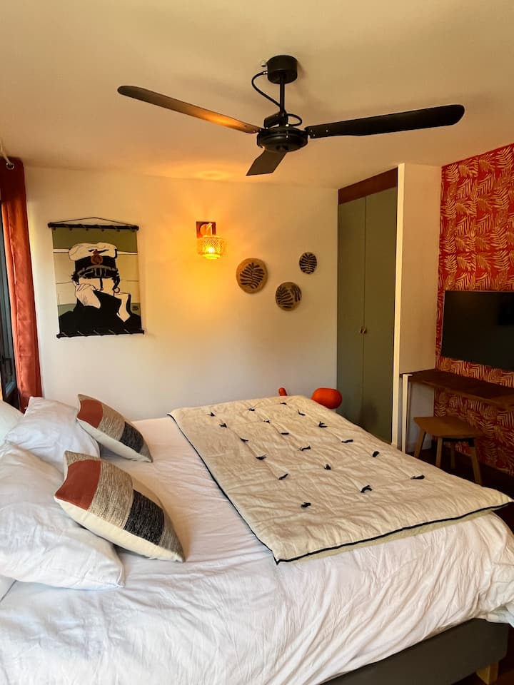 La chambre Corto Bay, une chambre aux tons orangés et kaki, qui peut être installée avec un lit de 180 ou en twin (2 lits de 90)