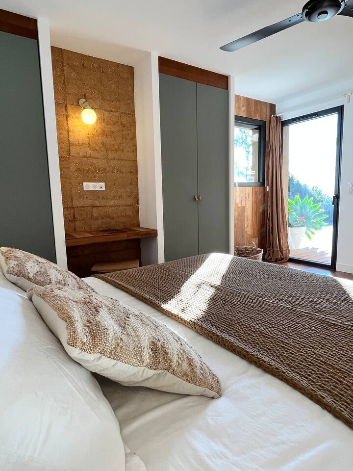 chambre Eden Rock, sortant directement sur la terrasse piscine, double vue piscine et rochers