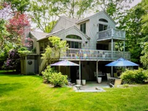 Spacious 4-Bedroom home with outdoor dining