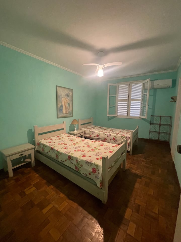 Suite 2 mit zwei Boxspringbetten unter jedem Bett.