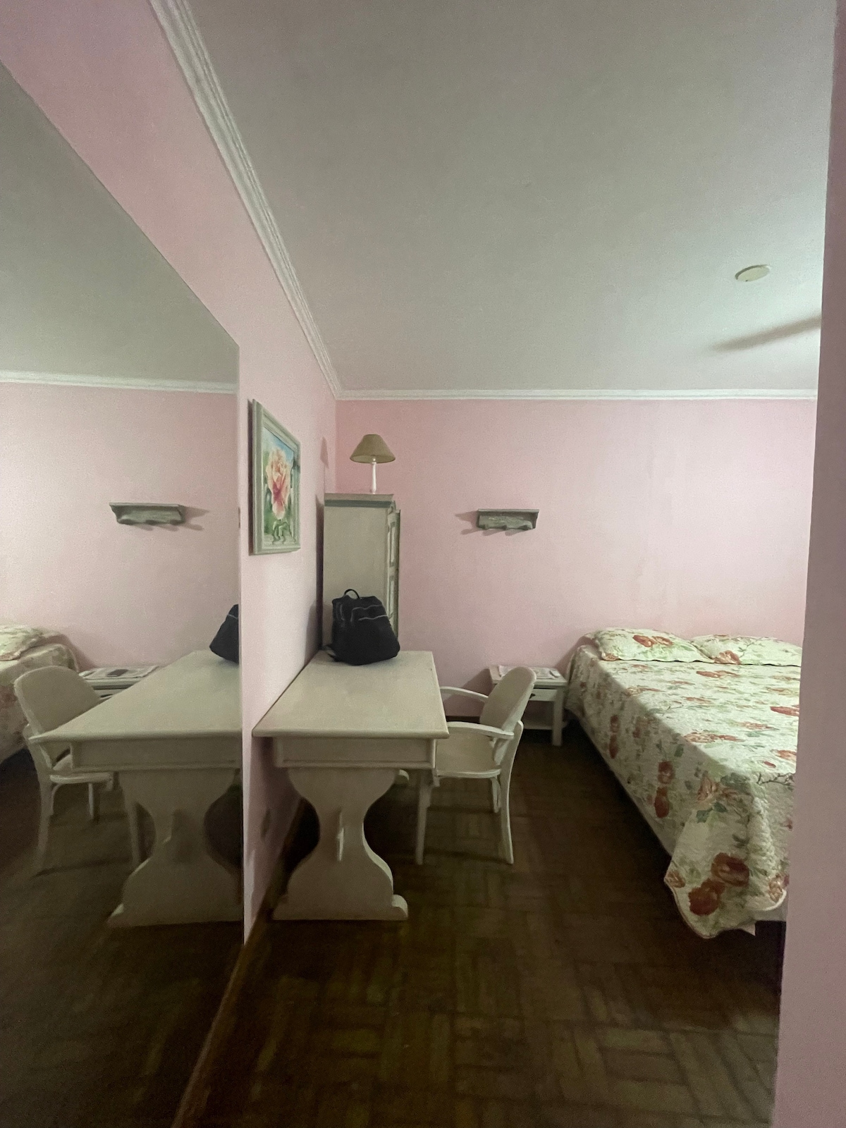 Stol u apartmanu 1; veliko ogledalo na zidu; 