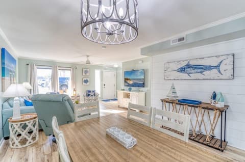 Successful Airbnb property: Updated house just steps away from private beach! in Crestview / Fort Walton Beach / Destin