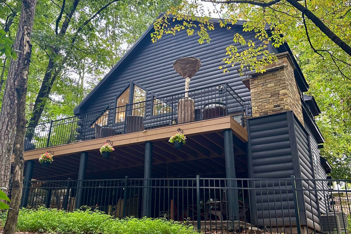 Lakefront Modern Cabin