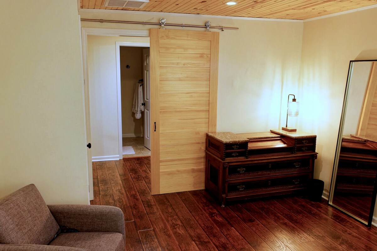 Lakefront Modern Cabin