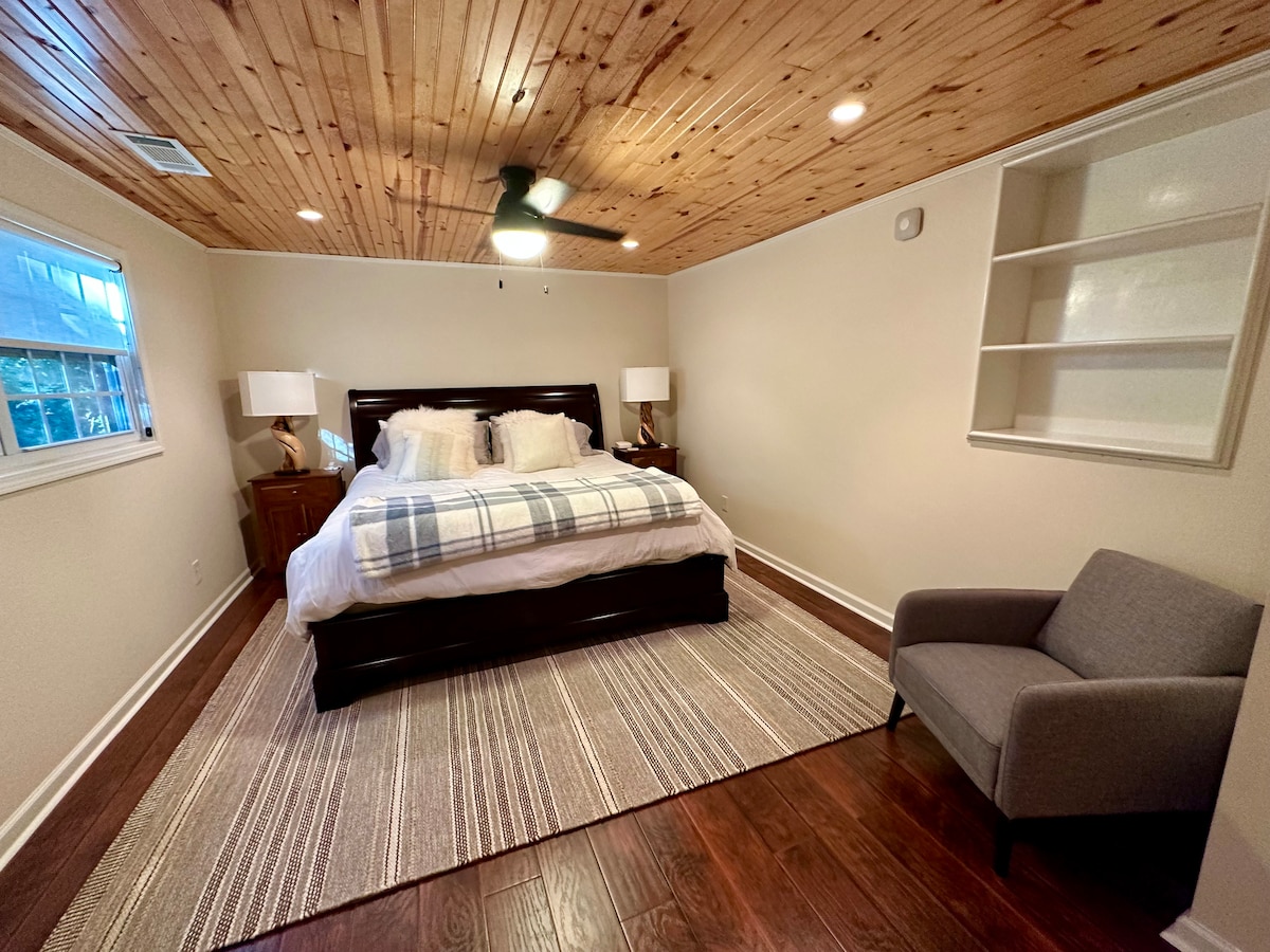 Lakefront Modern Cabin