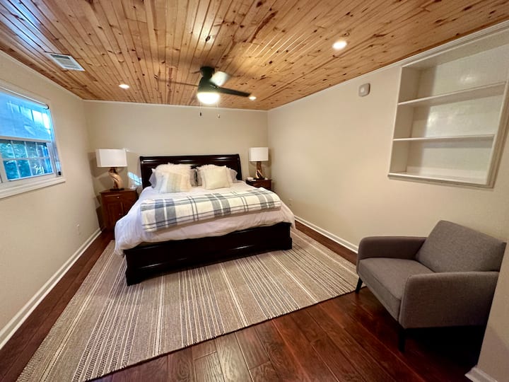 Chambre à l'étage avec lit king