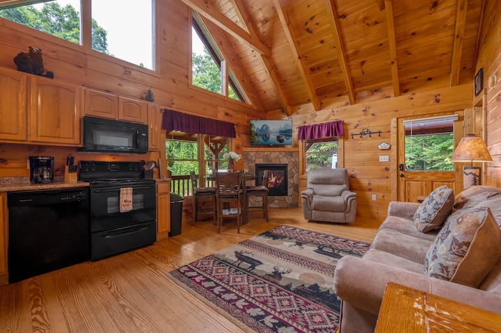 Mountain Hideaway Cabin: Cozy, Game Room, Hot Tub - Gatlinburg, TN