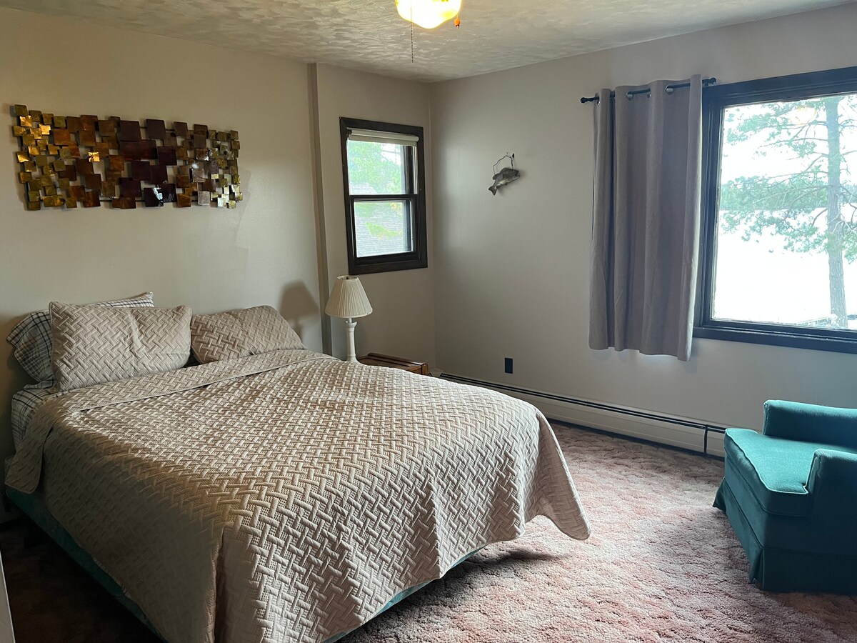 3号卧室，配有标准双人床和湖畔窗户