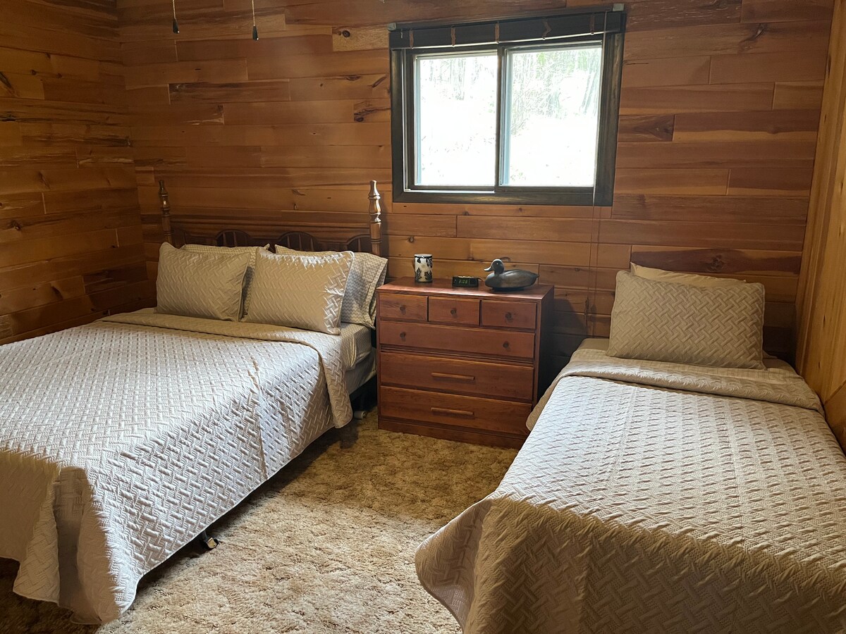 2号卧室配备1.8米宽双人床和单人床