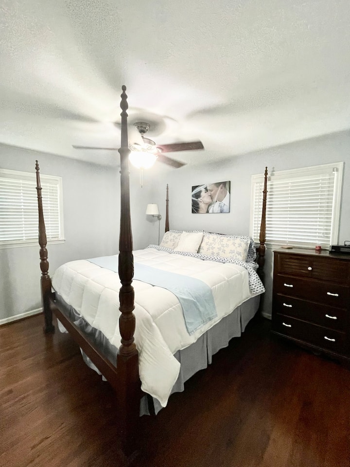 غرفة النوم الرئيسية ، سرير بحجم كبير