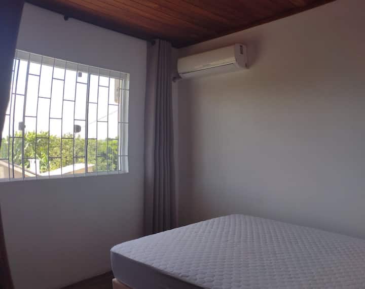 卧室2 ：上层-海滨。 