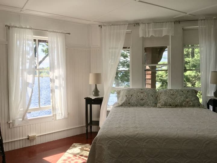 Спална соба на горниот кат со поглед кон езеро и брачен кревет (широк 150-179 см)