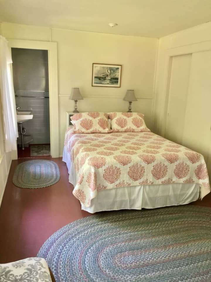 Светла, приватна брачна спална соба со сопствена бања со поглед кон шума и градина