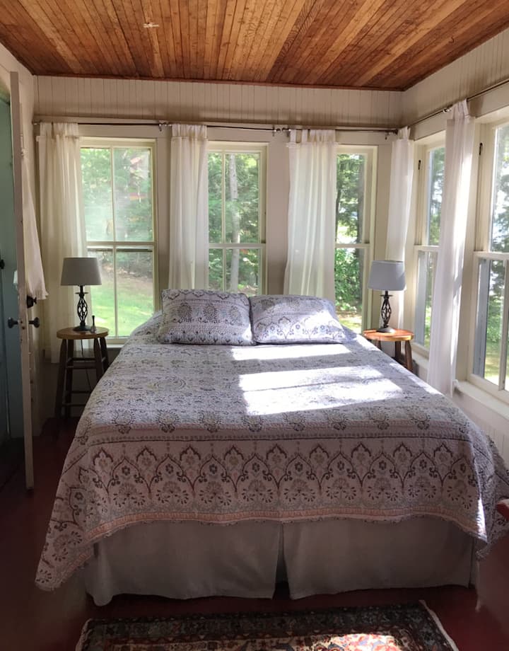 Спалната соба со аквариум на долниот кат има брачен кревет (широк 150-179 см) и одлична локација во близина на новореновираната бања со тоалет