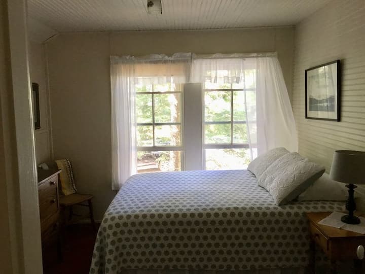 Слатка двокреветна соба во близина на спалната соба