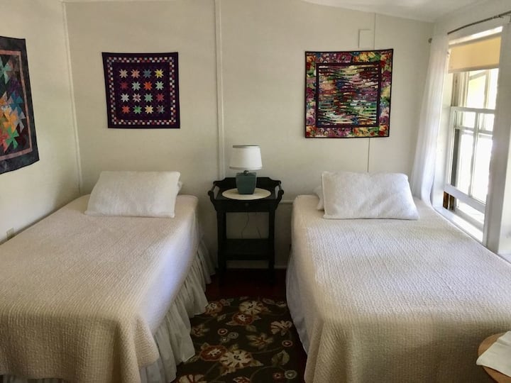 Оваа спална соба има три двокреветни кревети и цел ѕид со прозорци. Креветите може да се спојат за да се создаде удобен брачен кревет (широк 150-179 см).