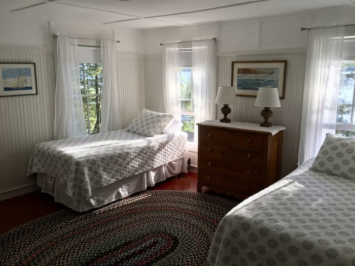 Двокреветната соба со поглед кон езерото се граничи со брачниот кревет (широк 150-179 см) на горниот кат. Креветите може да се спојат за да се создаде удобен брачен кревет (широк 150-179 см).