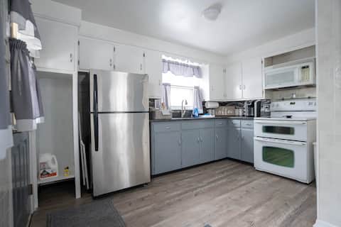 Cheerful Cape Cod home with 3 bedrooms & fireplace