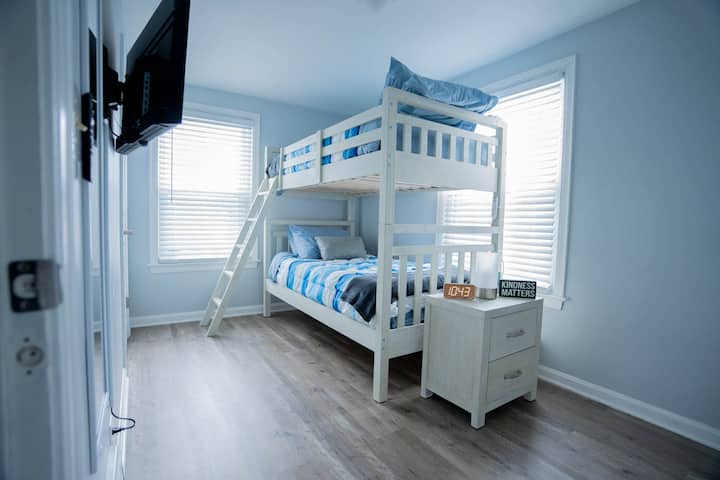 ห้องเตียงสองชั้นชั้น 1 ไม่ได้มีไว้สำหรับเด็กๆเท่านั้น  ที่นอนระดับไฮเอนด์เหล่านี้สะดวกสบายมาก 

การปรับปรุงใหม่ทั้งหมดเฟอร์นิเจอร์ใหม่เอี่ยมและสมาร์ททีวีจอแบนขนาด 35 "บนผนัง