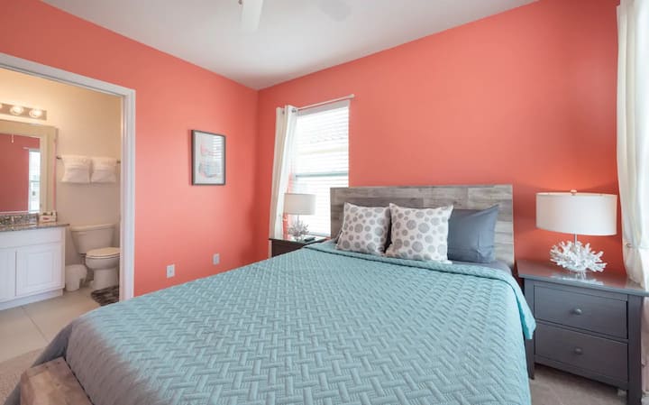 غرفة نوم أخرى، مع حمام خاص ومكتب (غير مصور).
