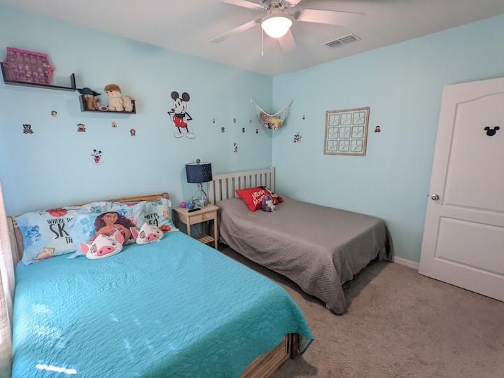 غرفة نوم الأطفال وسريران مزدوجان ومزينة بلعب. هناك خزانة كبيرة أيضًا.
يوجد حمام هذه الغرفة بجوارها، مشترك مع غرفة التلفزيون.