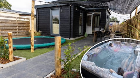 Jacuzzi & trampoline at 6p wooden house in park
