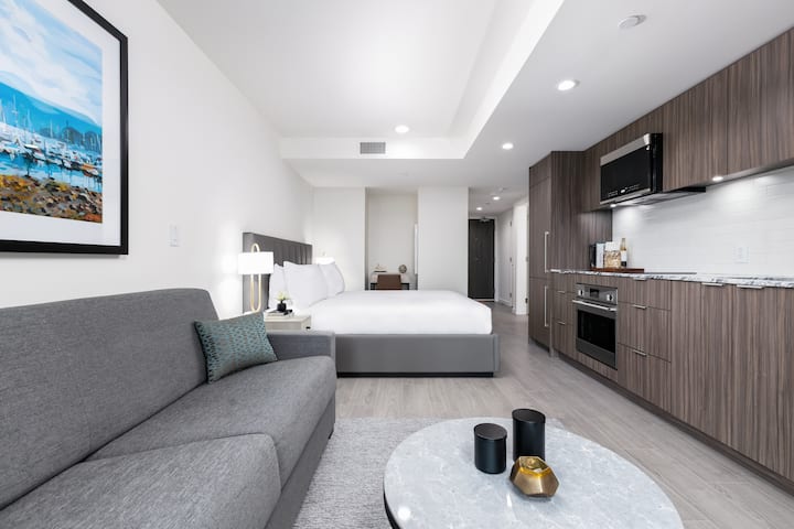 Level | Beautifully Designed Studio Suite - Vancouver