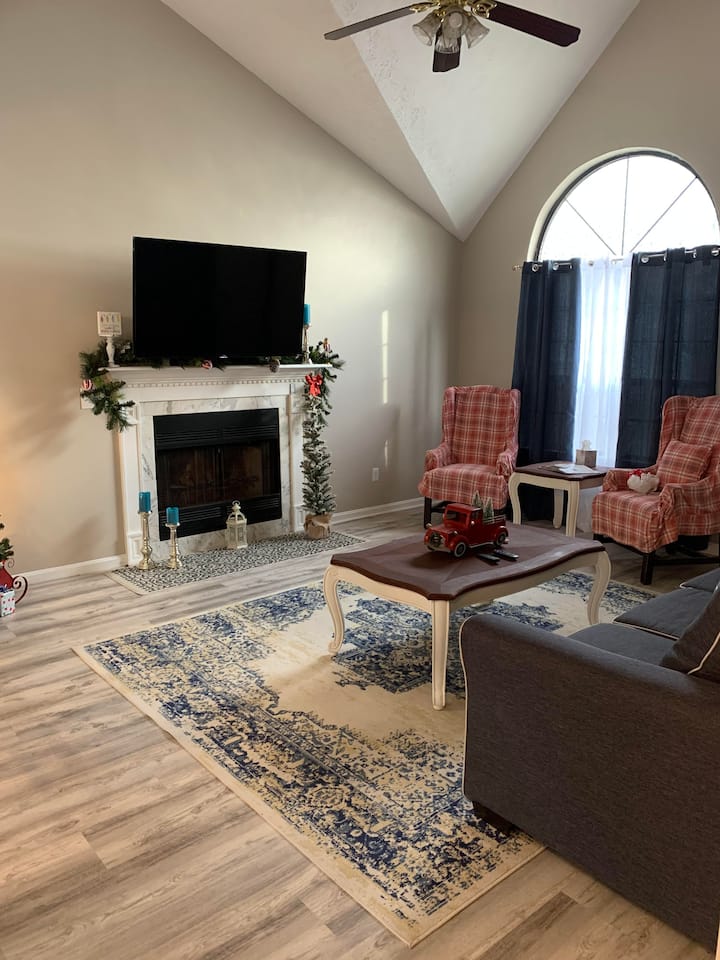 ห้องนั่งเล่นที่กว้างขวางพร้อมเฟอร์นิเจอร์ใหม่และสะดวกสบาย!  เตาผิงมีช่องเสียบไฟฟ้าเพื่อดูไฟเสียงและแม้กระทั่งความร้อน เรายังตกแต่งสำหรับวันหยุดด้วย!! สมาร์ททีวีขนาดใหญ่เพื่อความเพลิดเพลินในการรับชม!