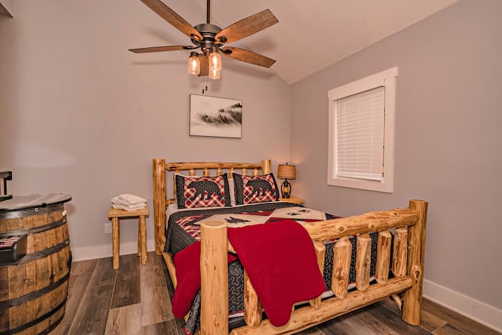 غرفة نوم علوية (الطابق الثالث) تضم سرير كوين مع ممر متعدد الألعاب للاعبين.