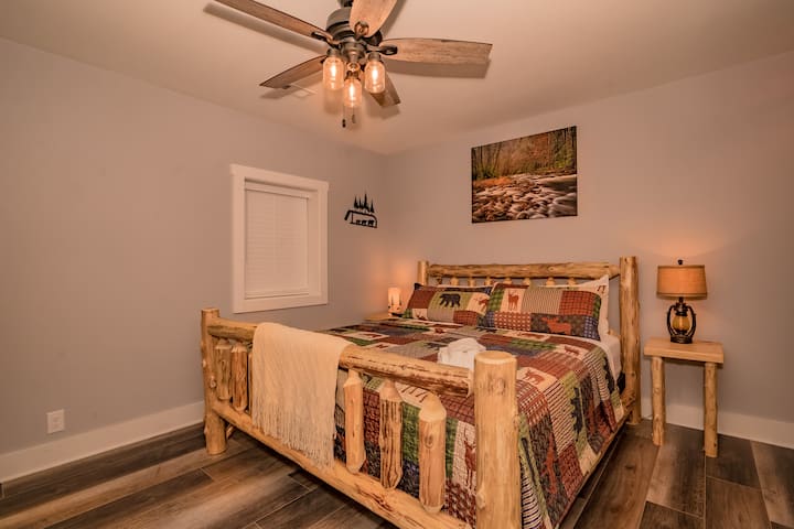 غرفة نوم تضم سرير كينج في الطابق الأول (الطابق الأول)