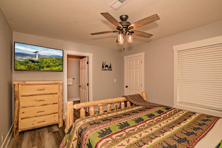 غرفة نوم تضم سرير كينج في الطابق الرئيسي (الطابق الثاني)