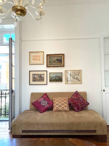 El Buen Tono – Spacious Artist Apartment gallery image 3