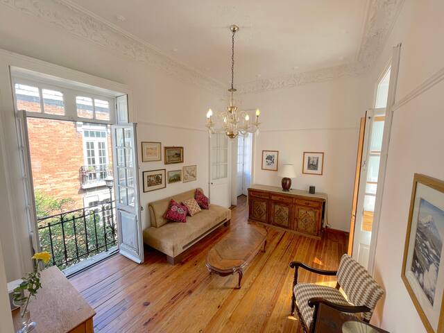 El Buen Tono – Spacious Artist Apartment gallery image 2