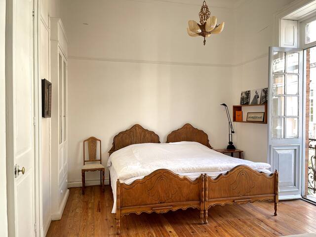 El Buen Tono – Spacious Artist Apartment gallery image 5