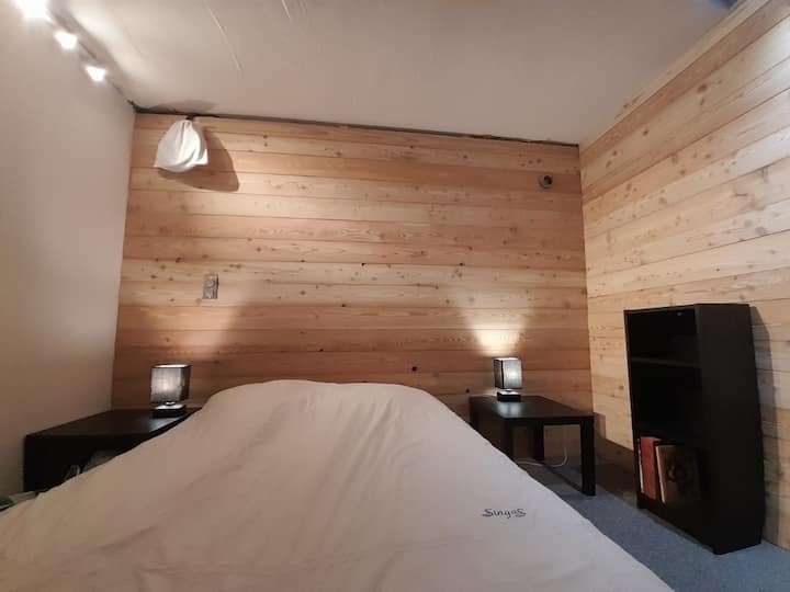  غرفة نوم رقم 1 بسرير 160 × 190 سم