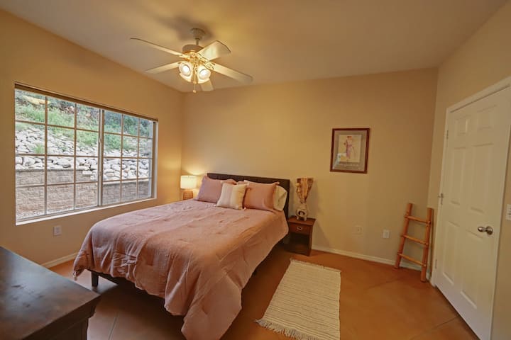 ห้องนอนใหญ่มีเตียงคิงไซส์และทีวี