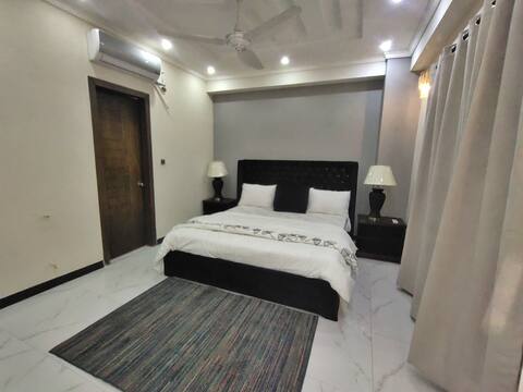 Luxury & Spacious 1BHK apartment, King bed + WIFI
