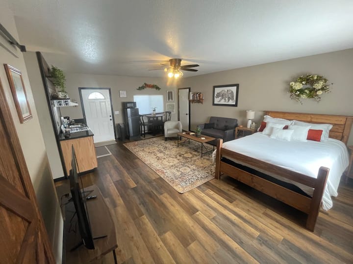 Rustic Retreat Cozy Studio in the Mountains Guest suites for Rent in