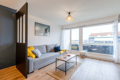 Brand new duplex near train station/center