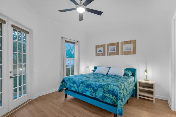 Master king bedroom with en suite bathroom 