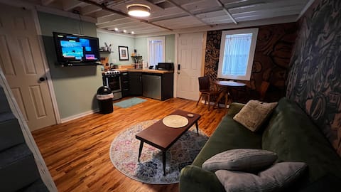 Top Airbnb: Adorable 1-bedroom guesthouse in Midtown in Lenox
