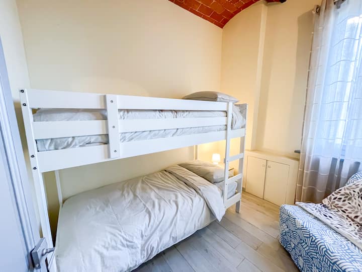 Dhoma e dytë e gjumit me një krevat marinari që përfshin dyshekë me sustë xhepi dhe një karrige divani falas që shndërrohet në një krevat tek pranveror në pak sekonda - Seconda camera  con un letto a castello e una poltrona trasformabile in letto singolo.